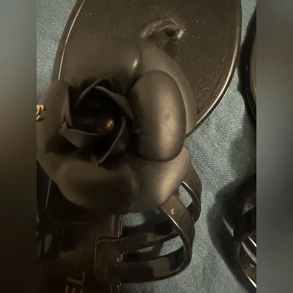 CHANEL BLACK FLOWER RUBBER SANDALS