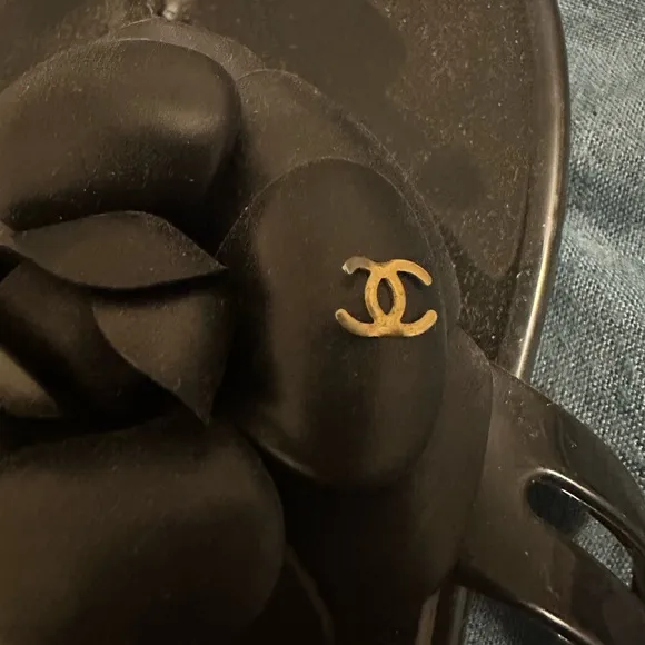 CHANEL BLACK FLOWER RUBBER SANDALS