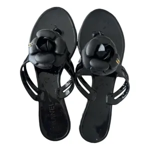 CHANEL BLACK FLOWER RUBBER SANDALS