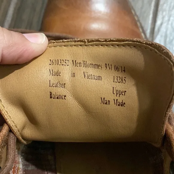 Clarks 1825 brown rubber sole lace up boots