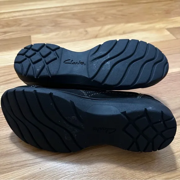 Clarks Carleigh Ray Slip on shoes suede/nubuck Black womens size 5 kids size 3.5