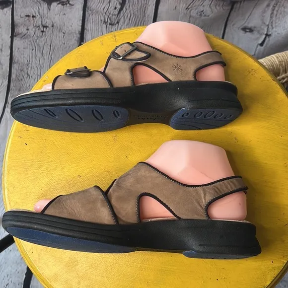 Clarks double buckle straps elastic ankle sandal tan black trim rubber sole 7M