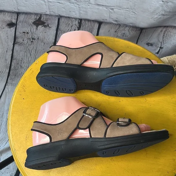 Clarks double buckle straps elastic ankle sandal tan black trim rubber sole 7M