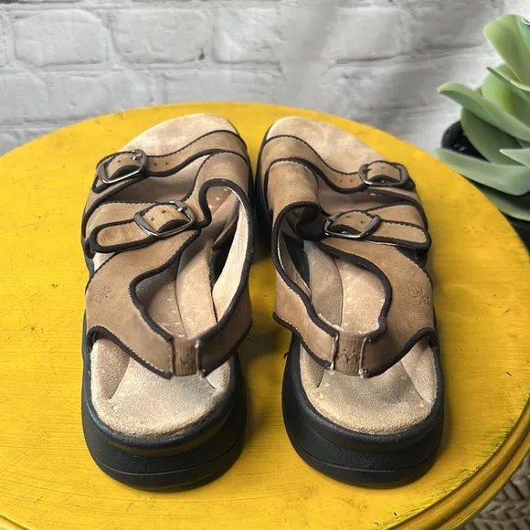 Clarks double buckle straps elastic ankle sandal tan black trim rubber sole 7M