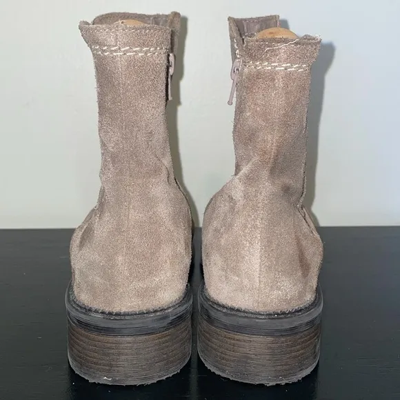 Clarks Women's Maye Pebble Suede Beige Zip Booties Size 8M. Dark Tan/Light Brown