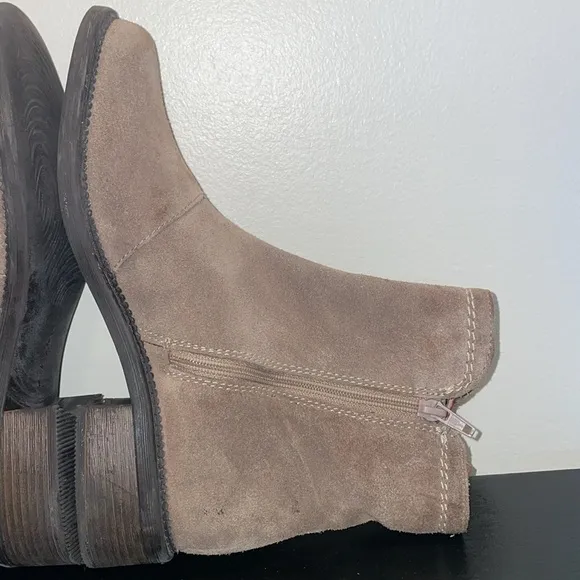 Clarks Women's Maye Pebble Suede Beige Zip Booties Size 8M. Dark Tan/Light Brown