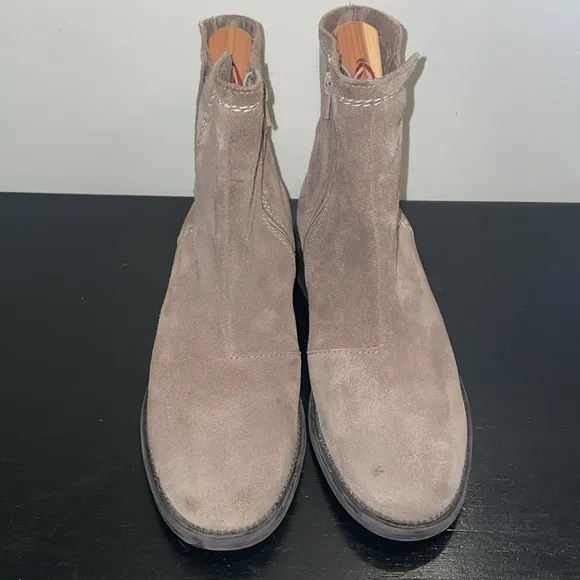 Clarks Women's Maye Pebble Suede Beige Zip Booties Size 8M. Dark Tan/Light Brown