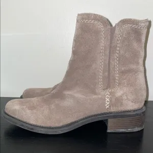 Clarks Women's Maye Pebble Suede Beige Zip Booties Size 8M. Dark Tan/Light Brown