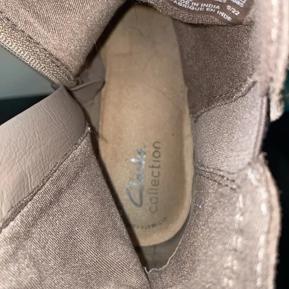 Clarks Women's Maye Pebble Suede Beige Zip Booties Size 8M. Dark Tan/Light Brown