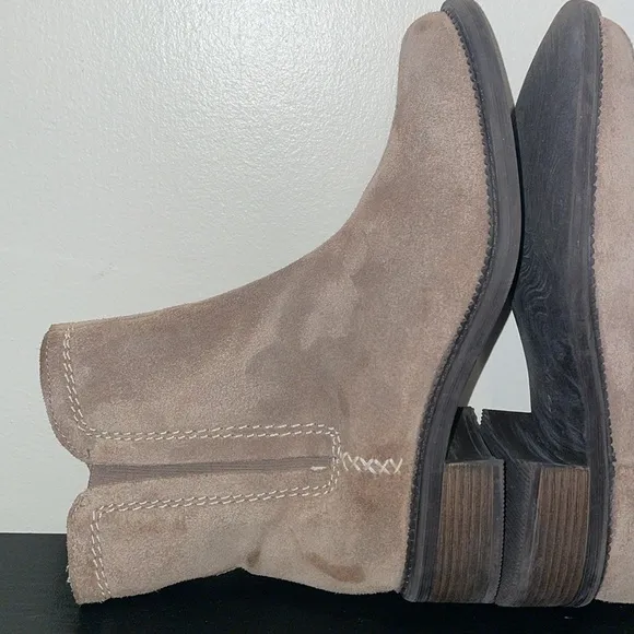Clarks Women's Maye Pebble Suede Beige Zip Booties Size 8M. Dark Tan/Light Brown