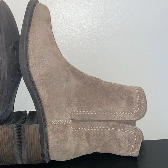 Clarks Women's Maye Pebble Suede Beige Zip Booties Size 8M. Dark Tan/Light Brown