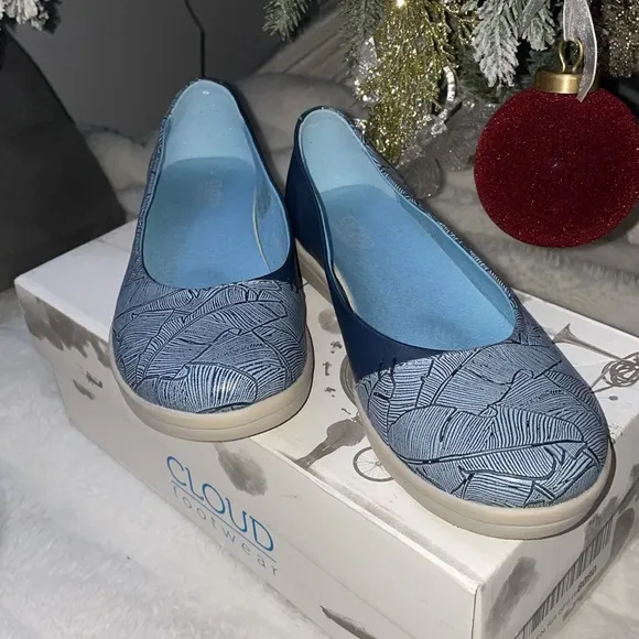 Cloud Aggie Banano Blue size 37 6.5 New in Box
