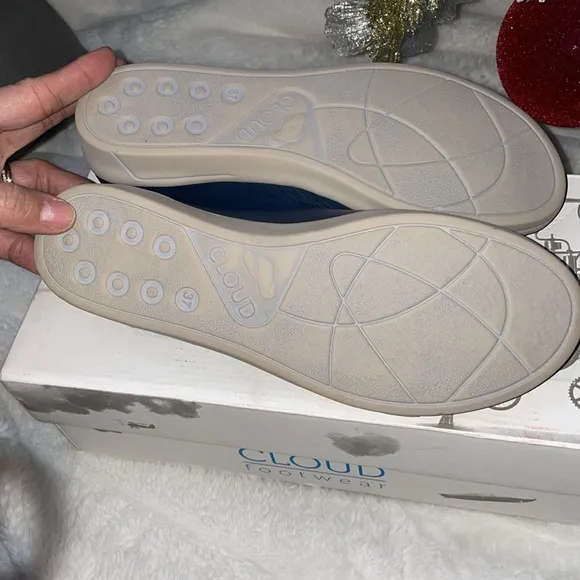 Cloud Aggie Banano Blue size 37 6.5 New in Box
