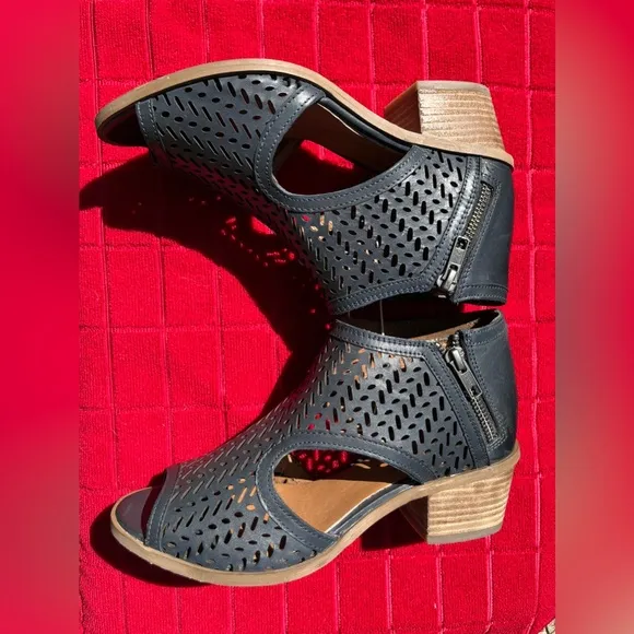Coldwater Creek Hayden Leather Sandals by Walk With Me Blue Womens Size 6.5 NWOB