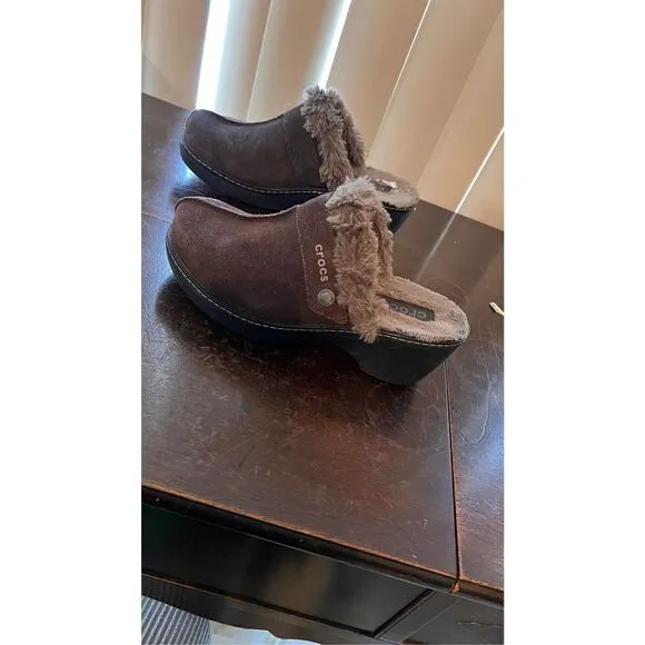 Crocs Women's Cobbler Brown Suede Leather Mule Clogs Shoes sz 6