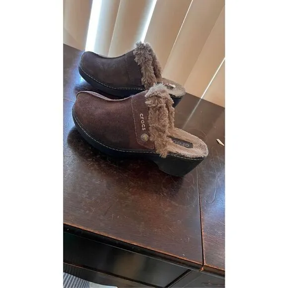 Crocs Women's Cobbler Brown Suede Leather Mule Clogs Shoes sz 6