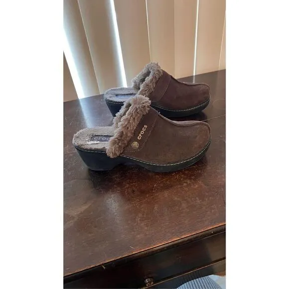 Crocs Women's Cobbler Brown Suede Leather Mule Clogs Shoes sz 6