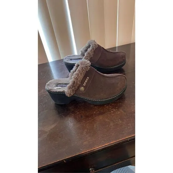 Crocs Women's Cobbler Brown Suede Leather Mule Clogs Shoes sz 6