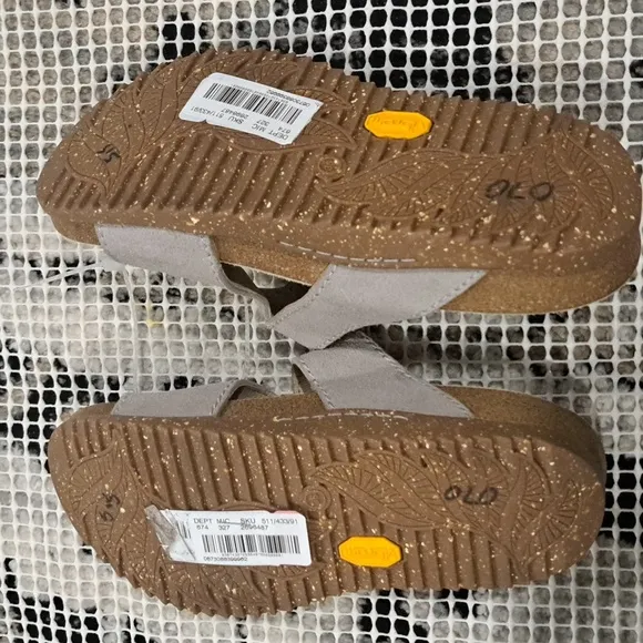 Dansko Dayna: Stone Suede Sandals