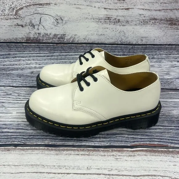 Dr Martens 26654 Smooth White Leather Oxfords Shoes, Women’s Size 9