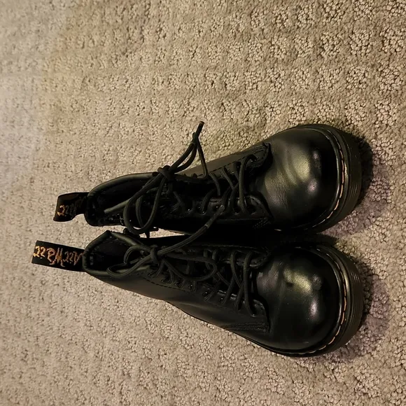 Dr Martens Black leather boots with tone on tone laces up with zipper size 8
