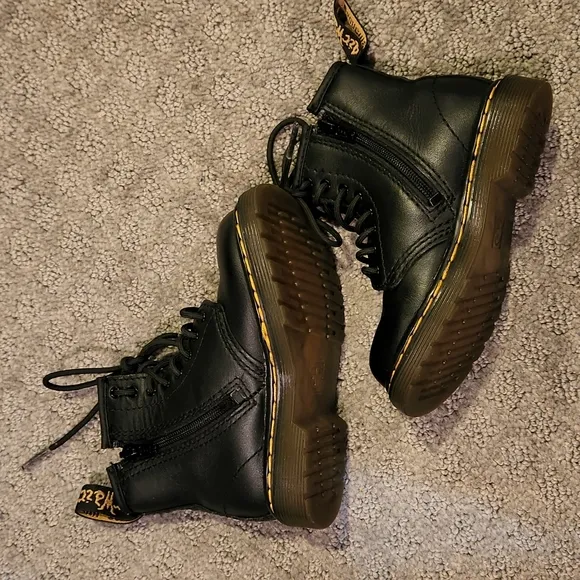 Dr Martens Black leather boots with tone on tone laces up with zipper size 8