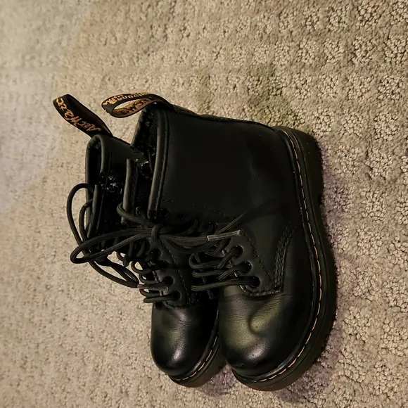 Dr Martens Black leather boots with tone on tone laces up with zipper size 8