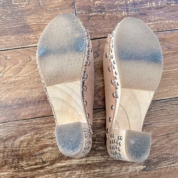 Free People Colbie Suede Studded Wooden Clogs Sz 6 Tan