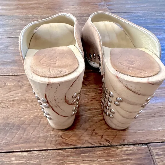Free People Colbie Suede Studded Wooden Clogs Sz 6 Tan