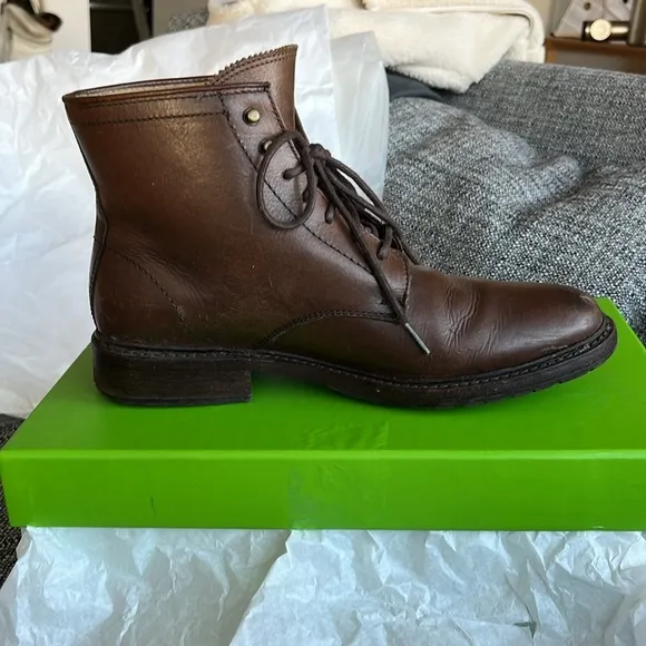 Frye leather lace up boots in Brown with brass metalware, size 9.5