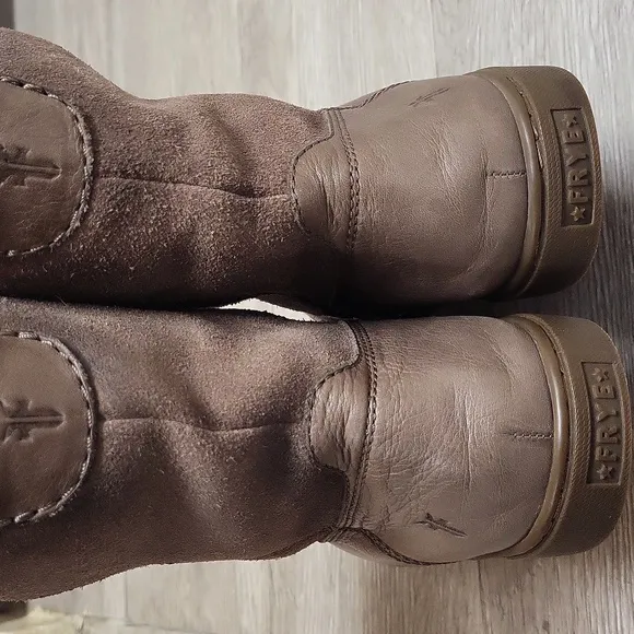 FRYE Taupe Leather Winter Ankle Boots with Rubber Sole. Size 7,5