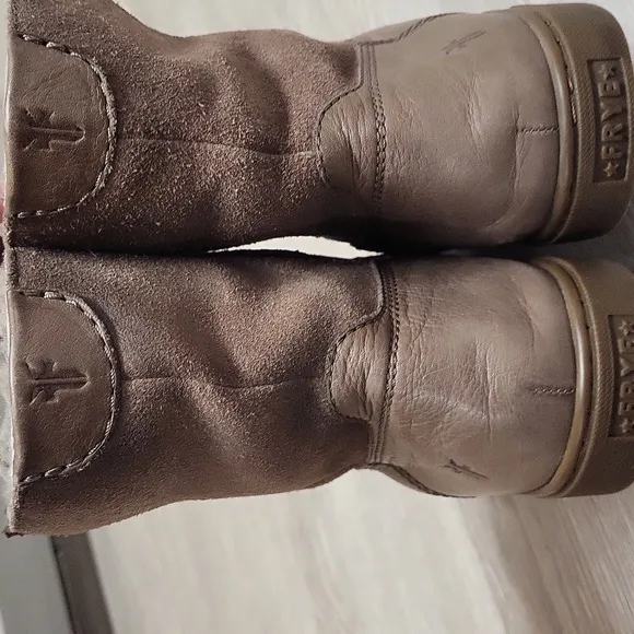 FRYE Taupe Leather Winter Ankle Boots with Rubber Sole. Size 7,5