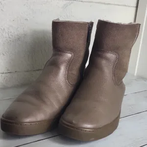 FRYE Taupe Leather Winter Ankle Boots with Rubber Sole. Size 7,5