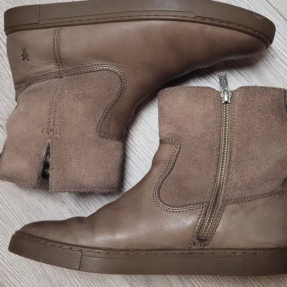 FRYE Taupe Leather Winter Ankle Boots with Rubber Sole. Size 7,5