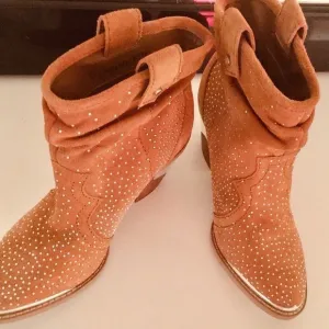 Gianni Bini Boots Western Suede Studded Boots, Cowgirl Inspired, 7, New unworn
