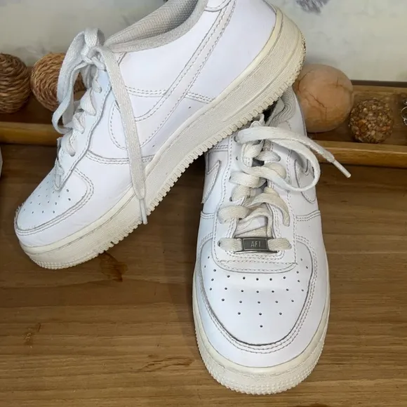 GUC Girls 4.5 Y Nike Airforce 1 white Tennis Shoes Sneakers