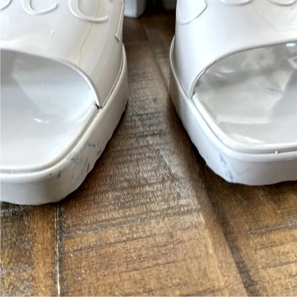 Gucci beige rubber platform sandals size 8.5