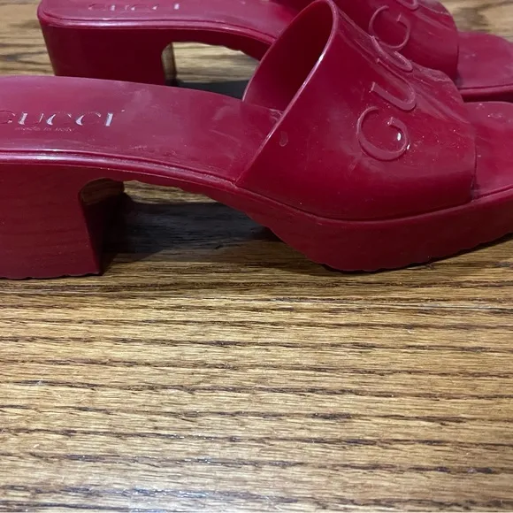 Gucci Jelly Mystic red Rubber Embossed Logo Mule Toe Sandals Size 37