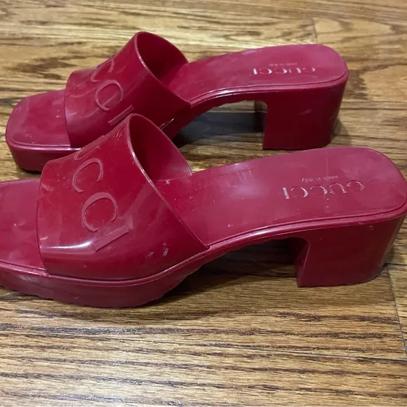 Gucci Jelly Mystic red Rubber Embossed Logo Mule Toe Sandals Size 37