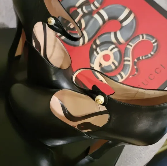 Gucci Leather shoes