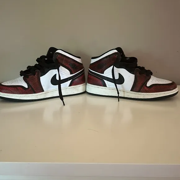 Jordan 1 sneakers : size 6 Y … Kids size