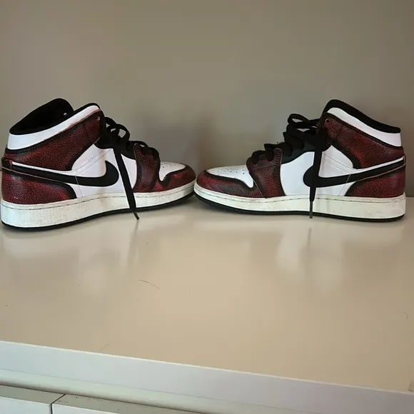 Jordan 1 sneakers : size 6 Y … Kids size