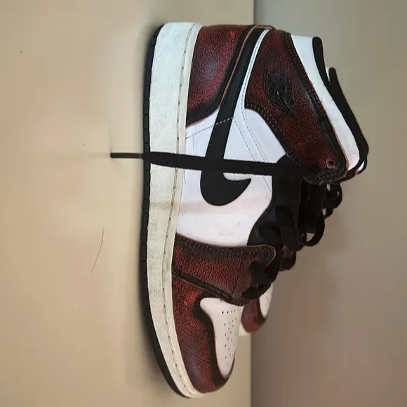 Jordan 1 sneakers : size 6 Y … Kids size