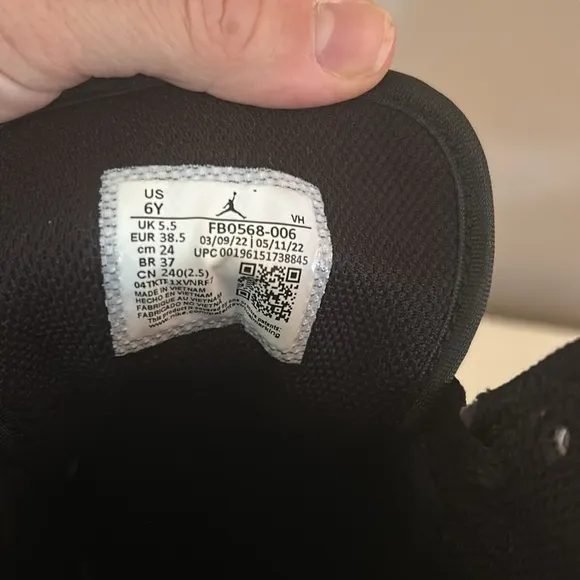 Jordan 1 sneakers : size 6 Y … Kids size