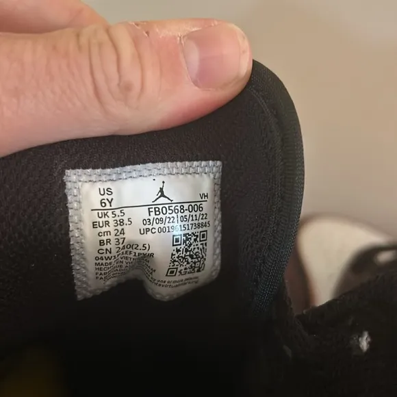 Jordan 1 sneakers : size 6 Y … Kids size