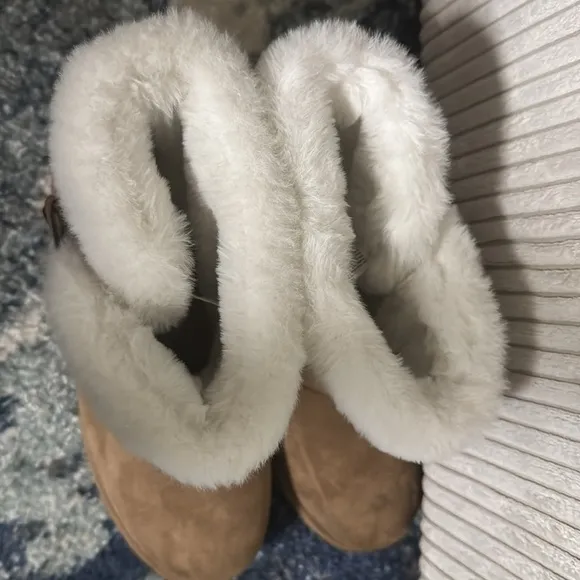 Juicy couture Tan Suede Boots with White Fur Trim