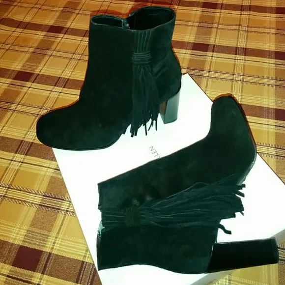 🆕Karen Millen Black suede boots with tassels