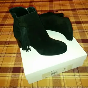 🆕Karen Millen Black suede boots with tassels