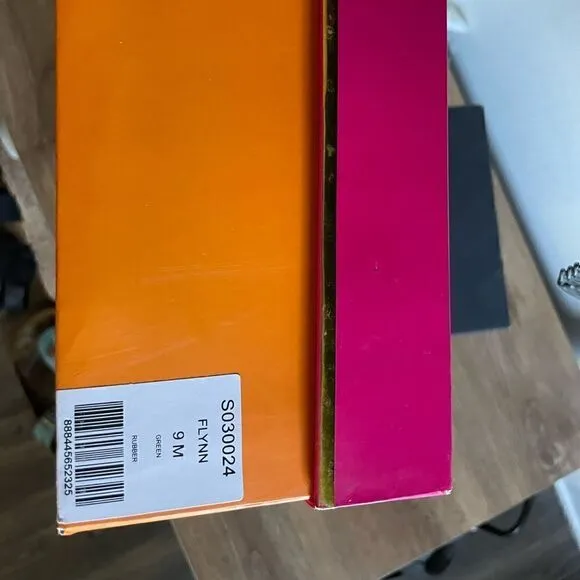 Kate Spade Flynn pineapple 🍍 rubber flower sandals. Box included