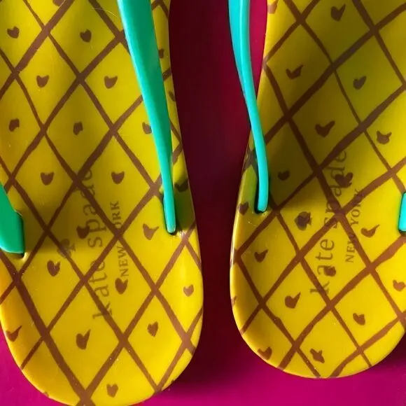 Kate Spade Flynn pineapple 🍍 rubber flower sandals. Box included